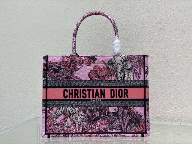 粉大象dior 购物袋 这款 Book Tote 手袋由 Dior 女装创意总监玛丽亚 嘉茜娅 蔻丽 Maria Grazia Chiuri 设计，是体现 Di