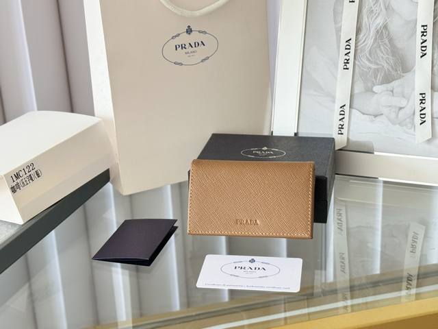 Prada 经典卡片夹， 型号1Mc122， 十字纹牛皮制作， 尺寸6.5×2.5×11Cm， 采用按扣开合设计，内有两个卡片或票据插口，这款精致的卡夹小巧方便