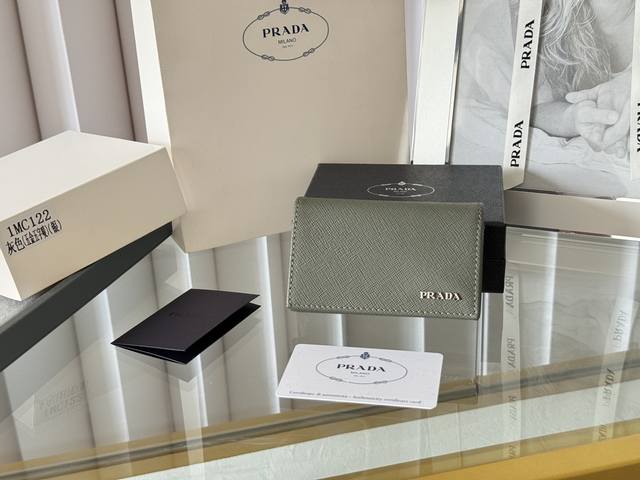 Prada 经典卡片夹， 型号1Mc122， 十字纹牛皮制作， 尺寸6.5×2.5×11Cm， 采用按扣开合设计，内有两个卡片或票据插口，这款精致的卡夹小巧方便