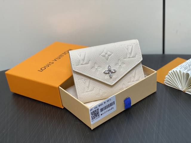 原单精品 M12746珠光白 三折钱包系列 Victorine Wallet 钱夹 M12746 珠光灰 作为lv滑雪系列的一部分，这款victorine Ms