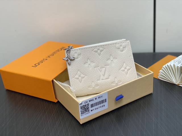 原单精品 M12674珠光白全皮压花 两折钱包系列 Lisa Wallet 钱夹 M12536 珠光灰 M12674 珠光白 这款lisa Ms钱包由标志性的m