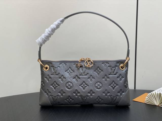 原单精品 M12174枪灰色 全皮压花腋下包麻将包系列 Pochette Sèvres 手袋 这款sèvres小袋铭刻在lv Ski系列中，准备以闪闪发光的钢灰