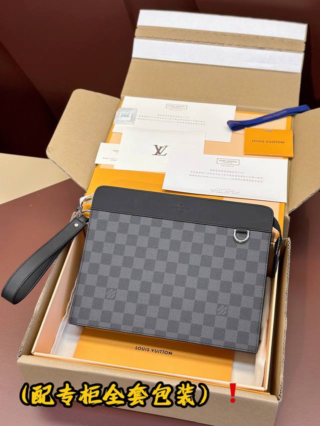 出厂价 N64612 升级版本黑格 本款 Standing Pouch 手拿包采用经典 Damier Graphite 帆布塑造充裕空间，可从容收纳平板电脑、手