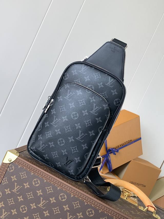 出厂价 顶级原单 变码芯片 款号:M46327黑花 本款 Avenue 单肩包取材 Damier Graphite 帆布，为正面外袋点缀路易威登巴黎标识皮革贴饰