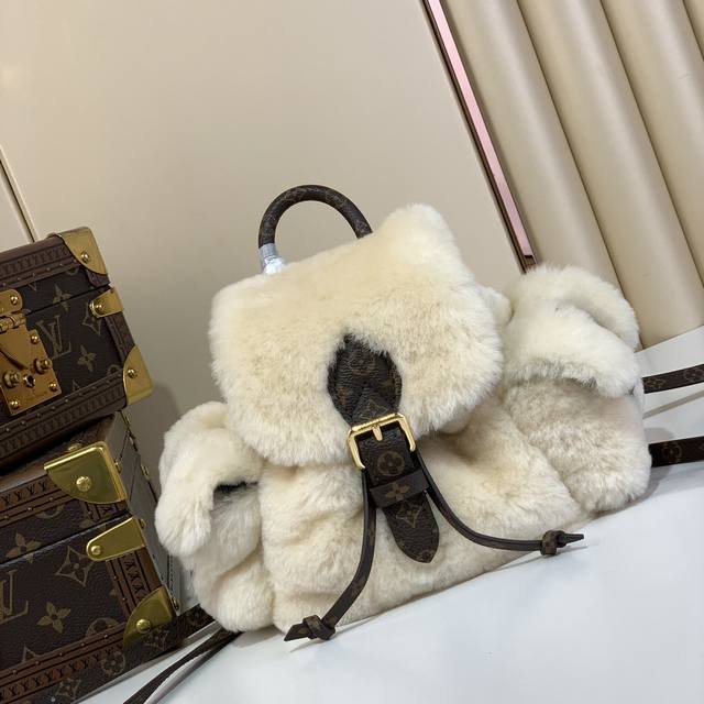 顶级原厂 Nano Teddy 双肩包 M11919 羊羔毛 Nano Teddy 双肩包出自 Lv Ski 系列，为舒软羊毛皮搭配 Monogram 帆布和耀