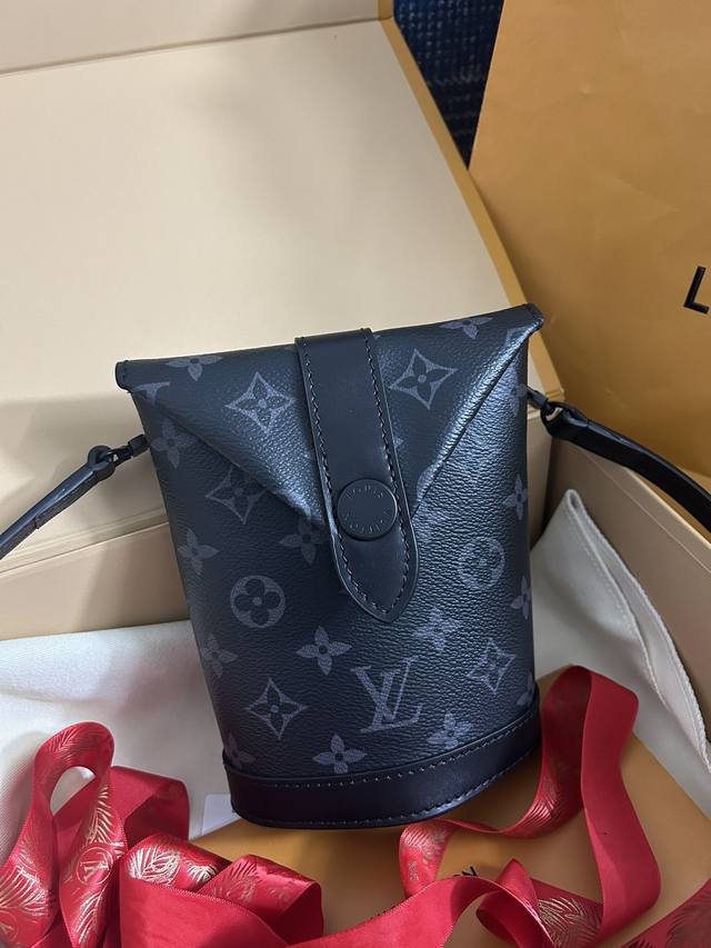 顶级原厂 M11613 本款 Envelope Pouch 手袋取材柔软 Monogram Eclipse 帆布，以竖向线条和轻盈设计演绎经典信封式手袋的灵感启