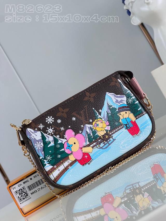 顶级原单 独家实拍 M82623 本款 Mini Pochette Accessoires 手拿包出自 冬季系列，描绘品牌吉祥物 Vivienne 和好友在皑皑