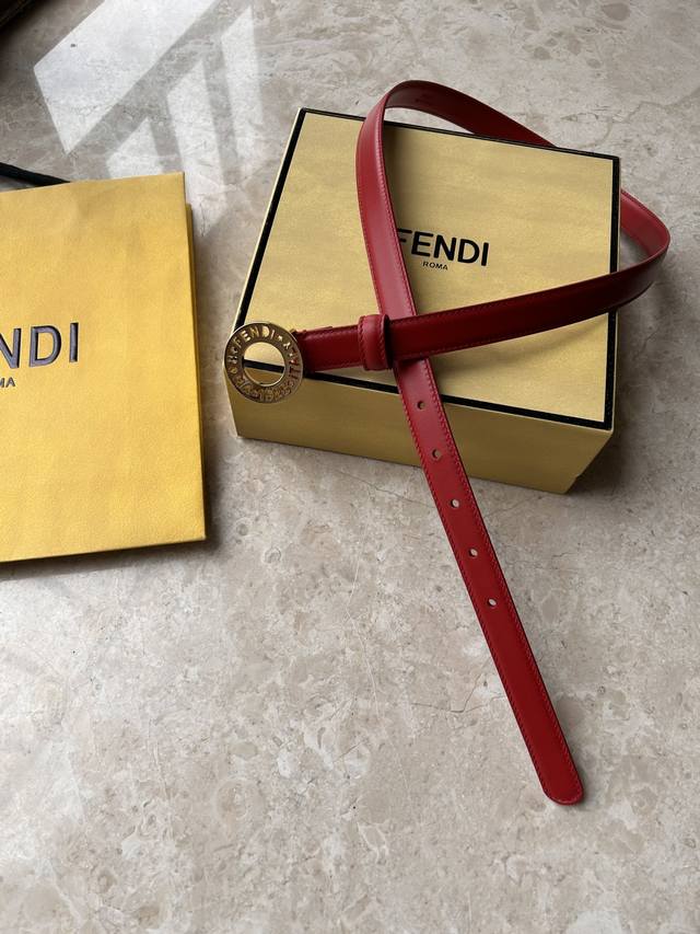 Fendi -双面意大利进口头层小牛皮，搭配真空电镀亮面字母纯铜扣，经典款式，专柜有售，市场顶级品质，支持验货 配送全套专柜包装，宽度 2.0Cm