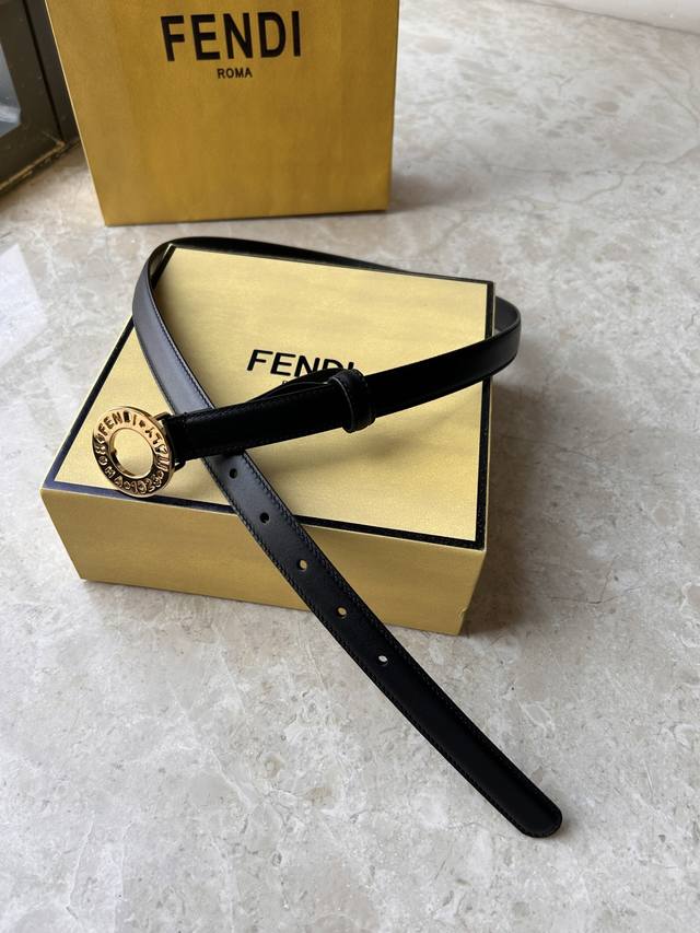 Fendi -双面意大利进口头层小牛皮，搭配真空电镀亮面字母纯铜扣，经典款式，专柜有售，市场顶级品质，支持验货 配送全套专柜包装，宽度 2.0Cm