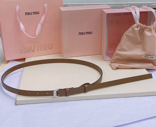 Miumiu -双面意大利进口头层小牛皮，搭配真空电镀亮面纯铜针扣，经典款式，专柜有售，市场顶级品质，支持验货 配送全套专柜包装，宽度 1.5Cm