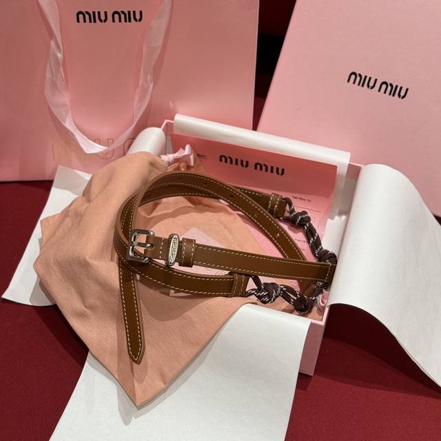 Miumiu 双面意大利进口头层小牛皮，搭配真空电镀亮面纯铜针扣，官网新款，专柜有售，市场顶级品质，支持验货 配送全套专柜包装，宽度 1.8Cm