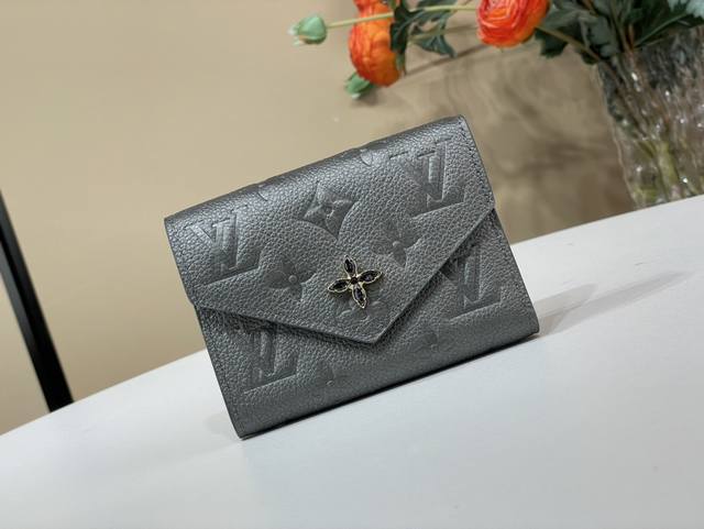 顶级原单复刻独家实拍 Victorine Wallet M12746 珠光枪色 压花 Lv Ski”收藏的一部分“维克托琳的皮夹”。优雅的阿祖尔 弗罗斯特的色调