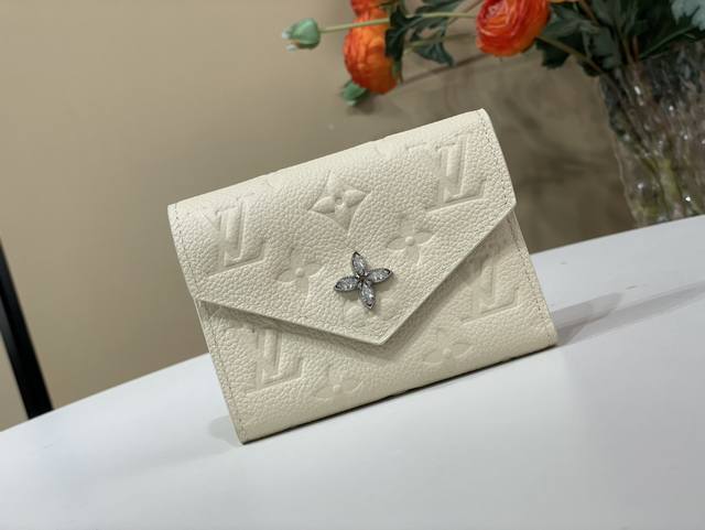 顶级原单复刻独家实拍 Victorine Wallet M12746 珠光白色 压花 Lv Ski”收藏的一部分“维克托琳的皮夹”。优雅的阿祖尔 弗罗斯特的色调