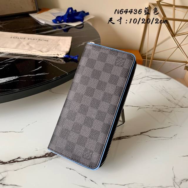 出厂价 N64436 蓝色 Damier Graphite帆布与霓虹蓝皮革内衬之间产生奇妙的搭配效果，为此款钱夹增添细腻成熟的风韵。此款zippy竖款钱夹是低调