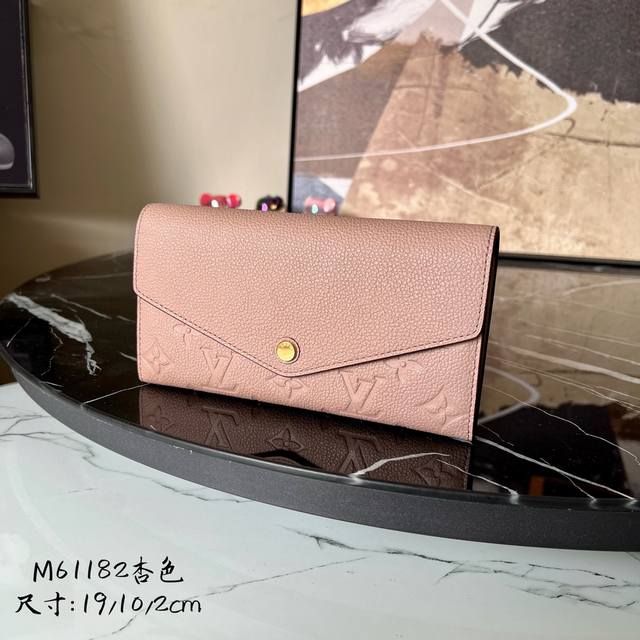 出厂价 M61182杏色 这款信封式sarah钱夹外部采用精心压纹的monogram Empreinte皮革，内部设计巧妙，拥有众多口袋和信用卡插槽。详细特征1