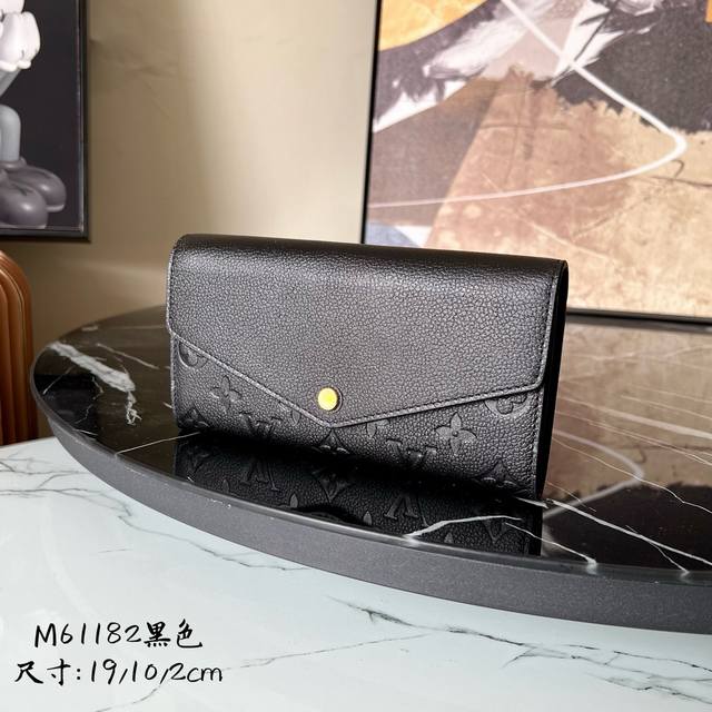 出厂价 M61182黑色 这款信封式sarah钱夹外部采用精心压纹的monogram Empreinte皮革，内部设计巧妙，拥有众多口袋和信用卡插槽。详细特征1