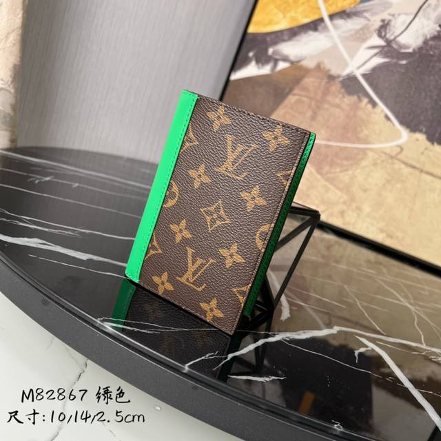 出厂价 顶级原单 M82867 绿色 护照套、本款护照套为 Monogram Macassar 帆布勾勒明亮皮革饰边，织物内衬延续相同色调。实用设计配有贴袋和多