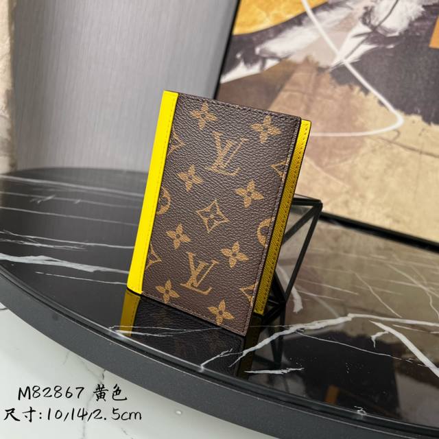 出厂价 顶级原单 M82867 黄色 护照套、本款护照套为 Monogram Macassar 帆布勾勒明亮皮革饰边，织物内衬延续相同色调。实用设计配有贴袋和多