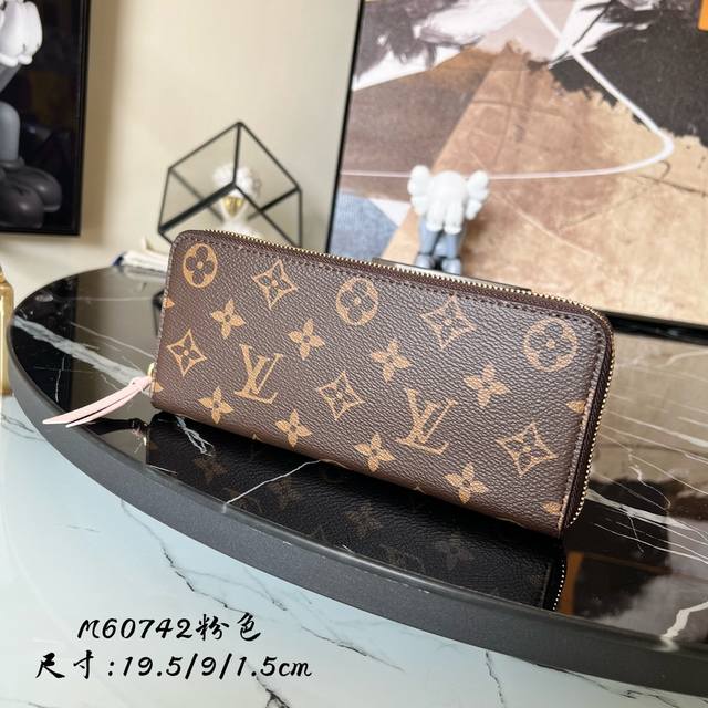 出厂价 芯片版 M60742 粉色 Clémence 钱夹，尺寸小，容量大，采用标志性的 Damier Azur 帆布制作而成。19.5X 9.0X 1.5 C