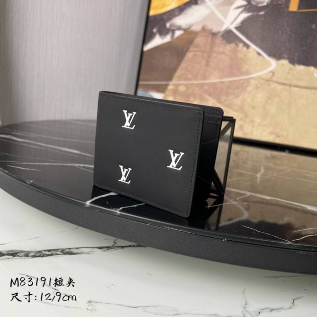 出厂价 顶级原单 M83191 Multiple 此款钱夹louis Vuitton Hhi！ 系列，设计时尚低调，便于收纳纸币、信用卡与收据，轻便耐用，可轻易