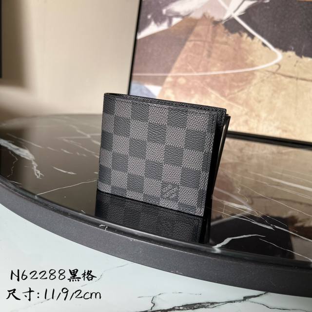 出厂价 芯片版 顶级原单 N62288黑格 这款 Damier Graphite 零钱、纸钞与信用卡夹重新运用了经典的设计，现代、实用，是眼光独到的都市时尚男士