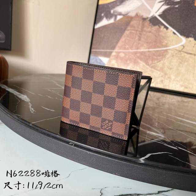 出厂价 芯片版 顶级原单 N62288啡格 这款 Damier Graphite 零钱、纸钞与信用卡夹重新运用了经典的设计，现代、实用，是眼光独到的都市时尚男士