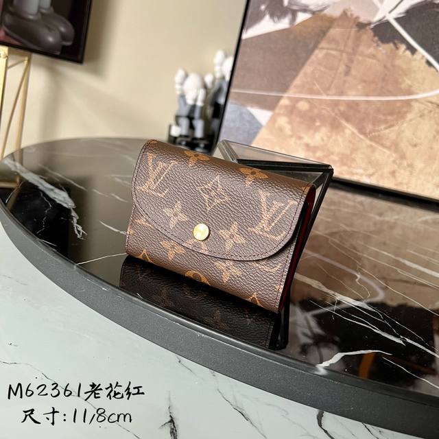 出厂价 M62361老花大红！金扣 小巧玲珑却极为实用，此款多彩信封式零钱包是现代女性都市生活中的完美伴侣。身材小巧，轻松收入包袋甚至衣袋之中。尺寸：11X8C