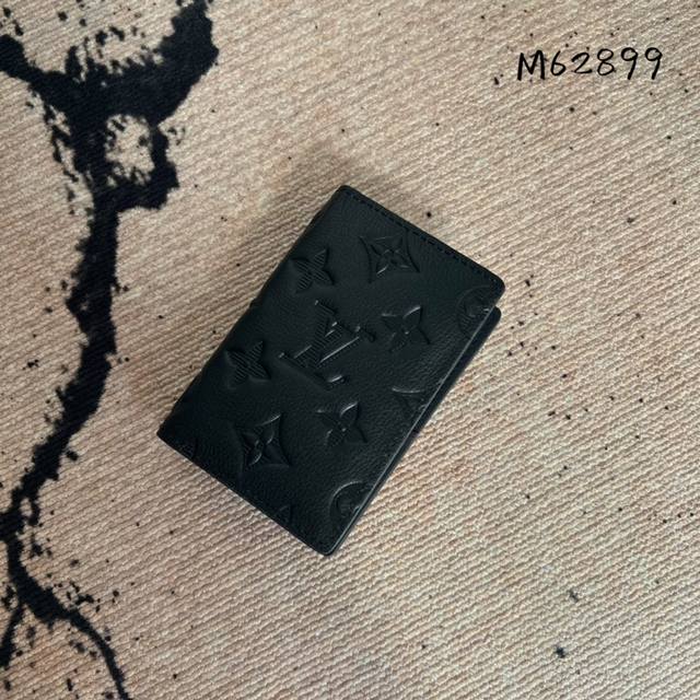 出厂价 芯片版 Lu 口袋钱包 M62899 由黑色monogram Shadow小牛皮裁制而成的路易口袋钱夹，携带日用物品的优雅之选。饰有经典monogram