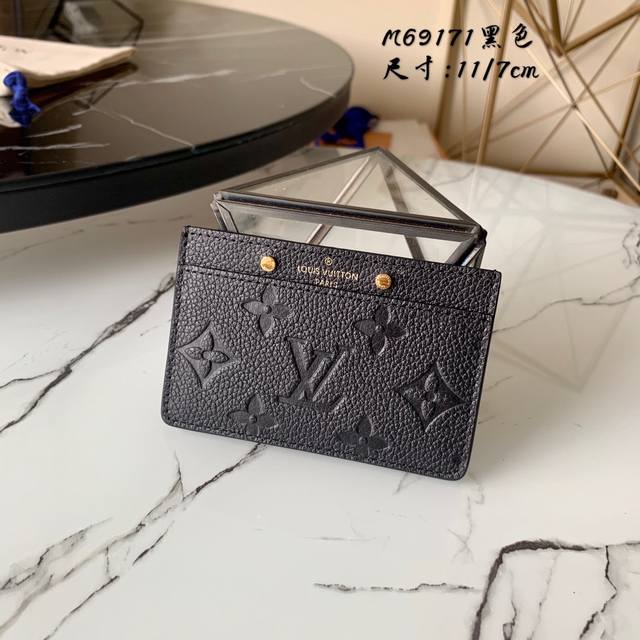 出厂价 芯片版 M69171黑色monogram Empreinte 皮革的温婉气息，其上微微浮现 Monogram 压纹，更有精巧饰钉点缀品牌标识。小巧构型可