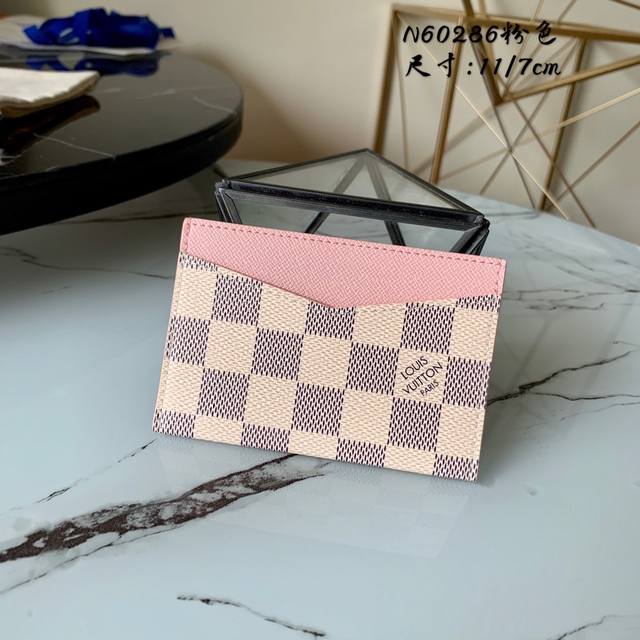 出厂价 芯片版 N 286 Daily 卡夹 取材 Damier Azur 帆布，其双面 V 字剪裁展露牛皮内衬。精巧构型设有侧夹层和中央夹层，可容纳信用卡、交