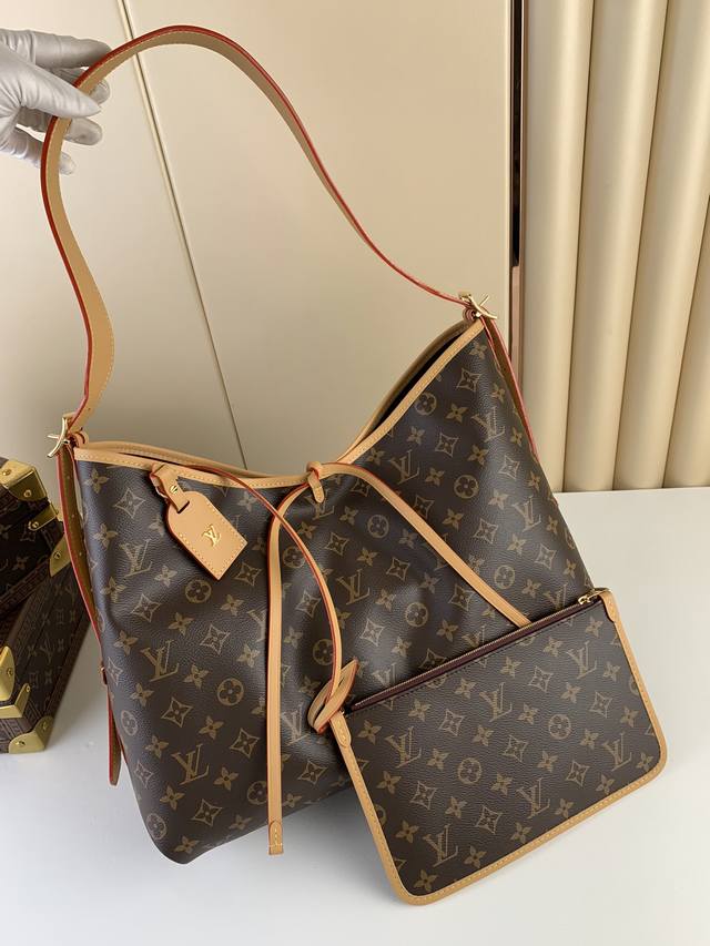 出厂价 Carryall Mm 手袋 M46197 老花 中古灵感源自档案馆的复古细节，尤其值得称道的莫过于可脱卸式拉链手包，它既可单独作为一只精致手拿包使用，