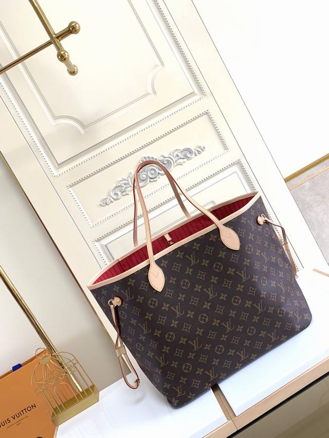 大号 独家实拍 M40991大号m40990 经典购物袋路易威登新款 Neverfull 全新演绎经典手袋，探索袋内精致细节。重新设计的内袋采用了清新的织物内衬