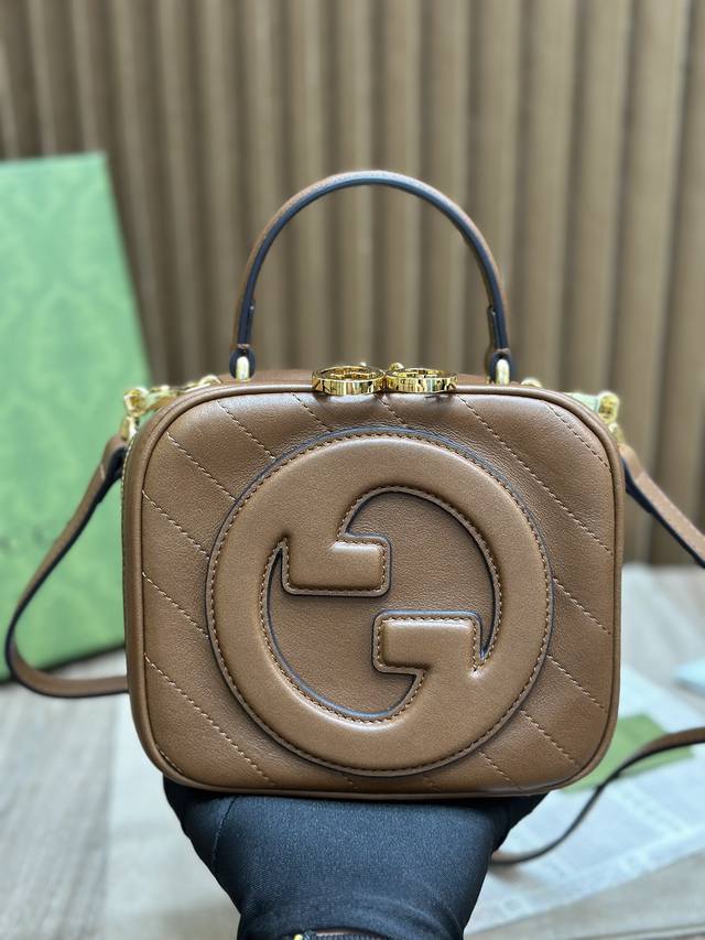 原厂皮 大货品牌典藏设计的圆形互扣式双g匠心演绎gucci Blondie744434系列这款gucci Blondie系列带提手肩背包和斜挎包等经典单品饰以精