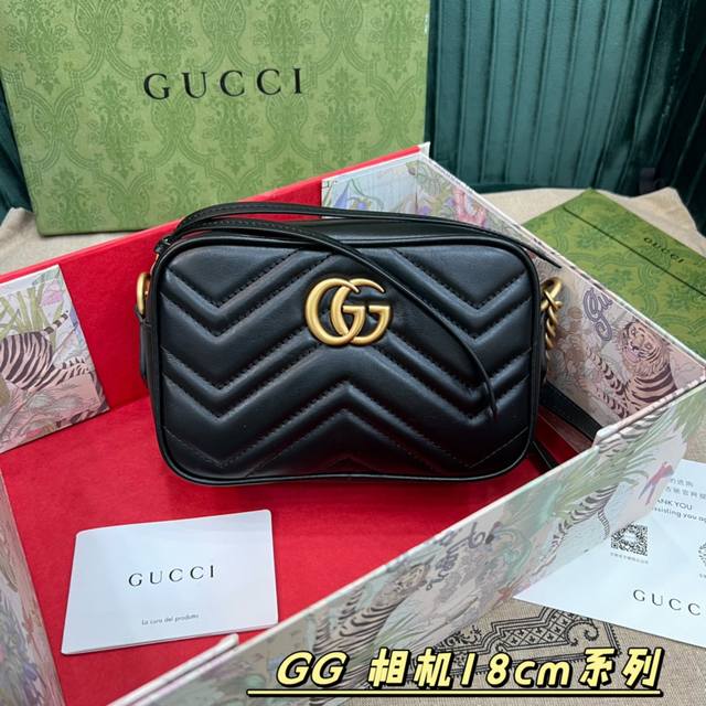 原厂皮 大货gucci 相机包 顶级原单 配包装。小号绝对让你满意牛皮顶级 材质羊皮手感柔软又细滑配上双g扣复古俏皮春夏首选单品黑色无敌百搭尺寸也是大众化手机口