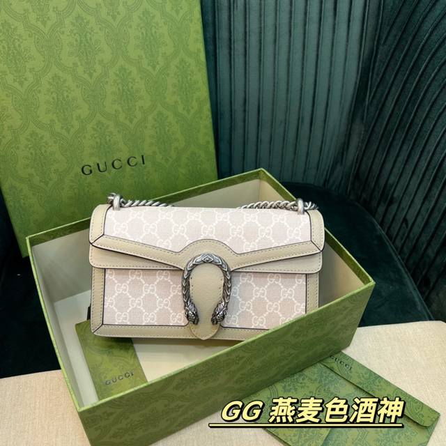 原厂皮 Gucci499623Dionysuspvc 燕麦原厂皮．系列小号肩背饰有gg织纹虎头马刺扣为这款有结构感的肩背包增添光彩滑动链条包带有多种背法可在肩背