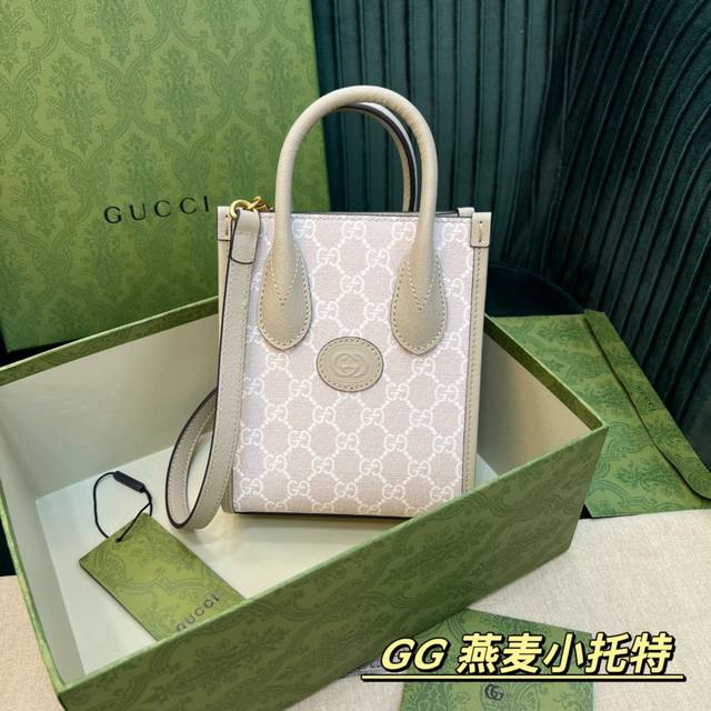 原厂皮 Gg Retro Mini Tote671623Pvc配米白色．互扣式双g一直都是品牌的标志性元素之一耳熟能详的象征皮革细节相搭配．令这款托特包成为焦点