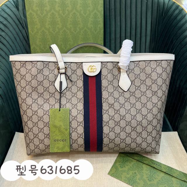 原厂皮 Gucci托特包ophidia系列中号．631685Gg图案和条纹织带．手提包新品采用了实用的全新造型并融入辩识度极高的设计元素．饰以织纹皮革滚边．顶端