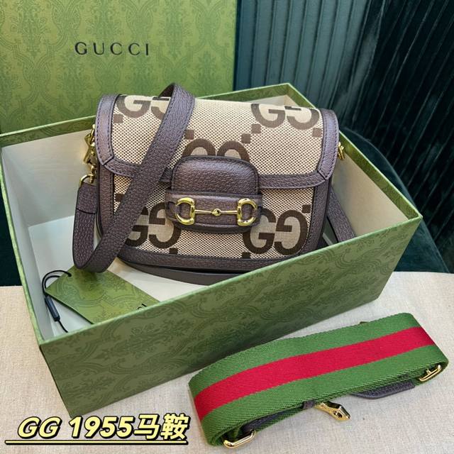 原厂皮 Gucci 658574牛仔布配原厂皮．马衔扣1955系列迷你手袋为这一复古风格系列增添了混搭格调可拆卸肩带：1:尼龙织带肩带 48厘米高 2:皮革肩带