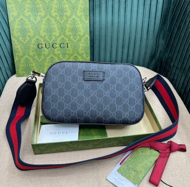 原厂皮 大货 Gucci 574886浓烈的复 顶级 配包装古风格秋冬系列的主旋律，斜挎小包饰以精致小虎头五金标志性．原厂皮配pvc鱼嘴扣配棉麻碎花里衬看似简单