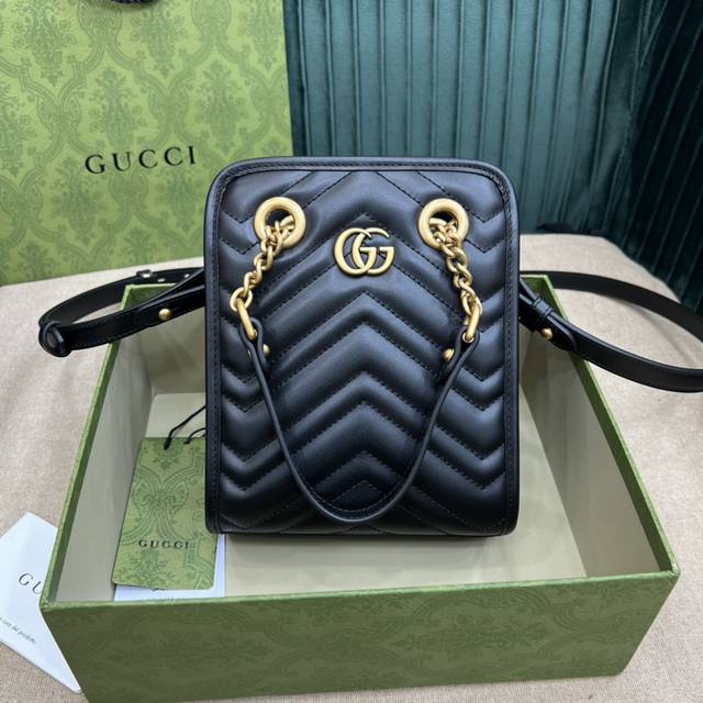 原厂皮 大货gucci新款专柜品质，顶级原单货，实物实拍。款号696123克皮，尺寸宽16×高19×深7。现货出货手提单肩斜挎包，迷你爱心手机包 配原厂包装