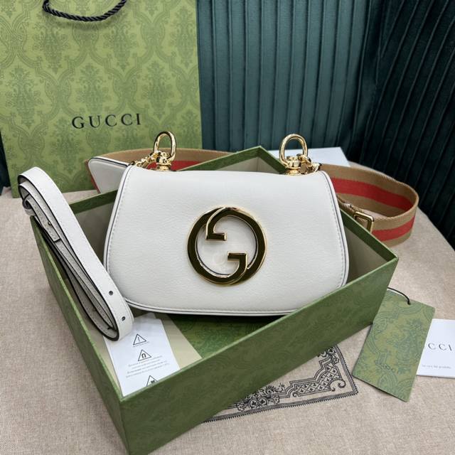 原厂皮 大货 Gucci698643全新时装系列精选品牌典藏元素以几何造型焕新演绎互扣式双g标识呈现多款别致单品金色调配件为这款单品增添一抹典雅的复古气息尽显经