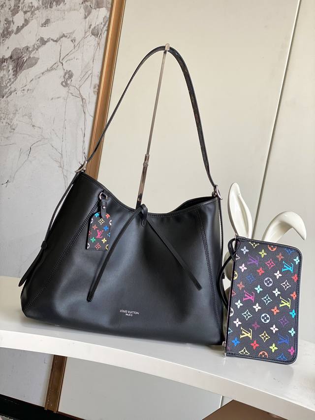 M13105顶级原单动态芯片本款 Carryall Dark 中号手袋以柔软羊皮革塑造时尚慵懒廓形，为 2025年联名村上隆三十三彩春夏秀场造型增添瞩目姿彩。抛