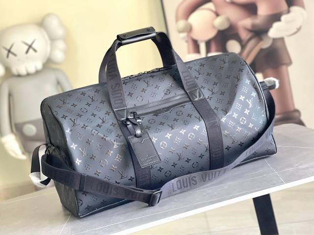 型号23786 Virgil Abloh 将 Basketball Keepall 55 旅行袋由品牌档案引向篮球赛场，为经典设计渲染 Nba 标志色彩及线条。