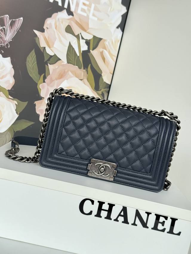 67086细球纹 Chanel 经典爆款 67086 Leboy系列 进口细球纹小牛皮，实物颜色非常漂亮 ，原厂进口24K真金电镀五金，尺寸:25Cm