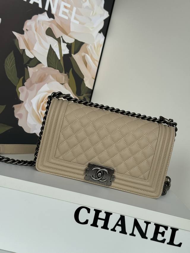 67086细球纹 Chanel 经典爆款 67086 Leboy系列 进口细球纹小牛皮，实物颜色非常漂亮 ，原厂进口24K真金电镀五金，尺寸:25Cm