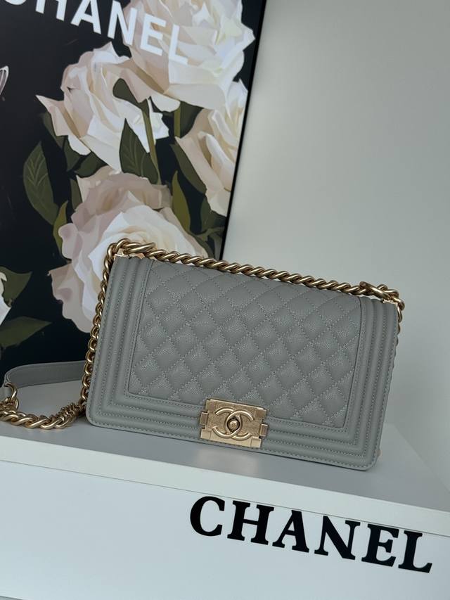 67086细球纹 Chanel 经典爆款 67086 Leboy系列 进口细球纹小牛皮，实物颜色非常漂亮 ，原厂进口24K真金电镀五金，尺寸:25Cm