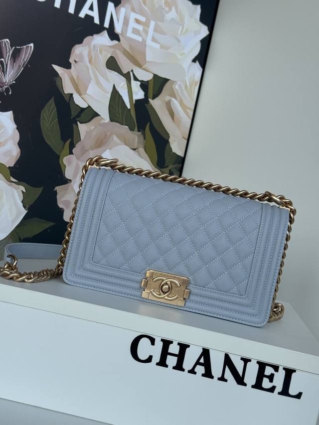 67086细球纹 Chanel 经典爆款 67086 Leboy系列 进口细球纹小牛皮，实物颜色非常漂亮 ，原厂进口24K真金电镀五金，尺寸:25Cm