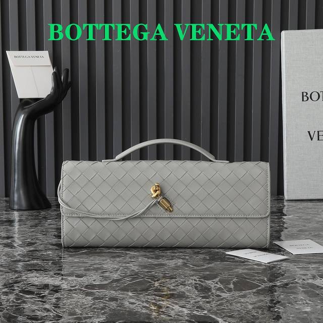 Bottegaveneta 这款手提 羊绒 晚宴包真的是又清冷又美丽 每个颜色都有不一样的味道 Andiamo是bottega最近话题度最高的一款了 看腻了大花