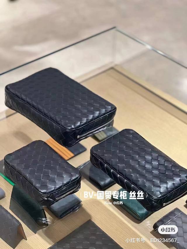 葆碟嘉bv新品上架意大利进口胎牛皮 专柜同步～手拿包对版五金，工艺精湛 尺寸：19Cm12Cm5Cm