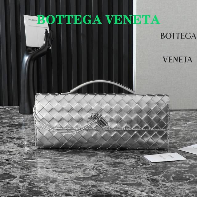 Bottegaveneta 这款手提 小爆裂纹 晚宴包真的是又清冷又美丽 每个颜色都有不一样的味道 Andiamo是bottega最近话题度最高的一款了 看腻了